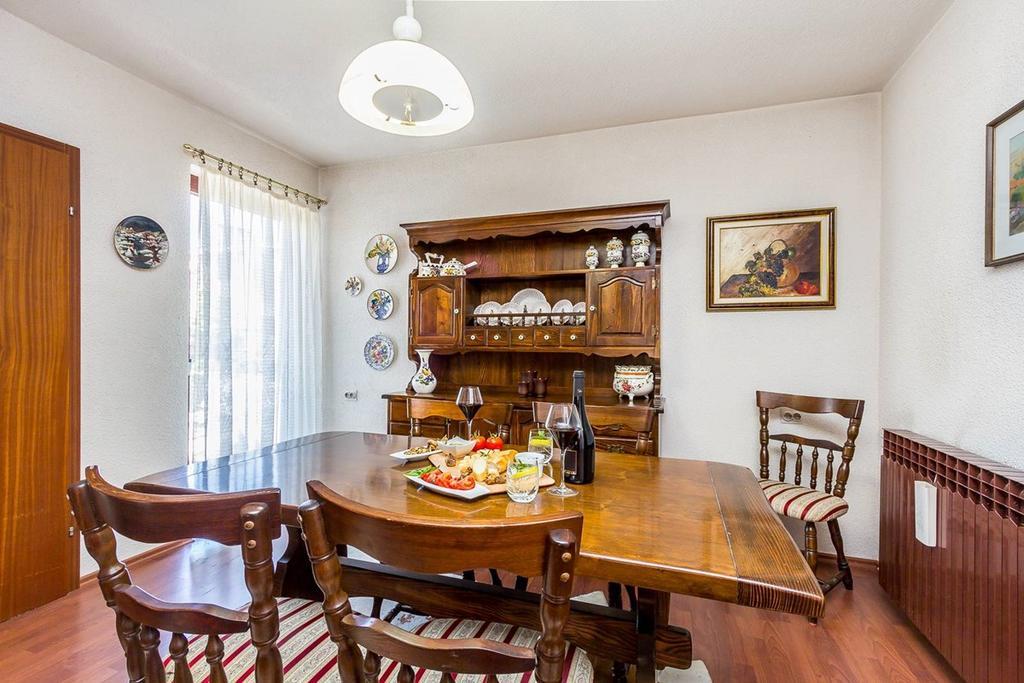Holiday Home Ermanna พูลา ภายนอก รูปภาพ