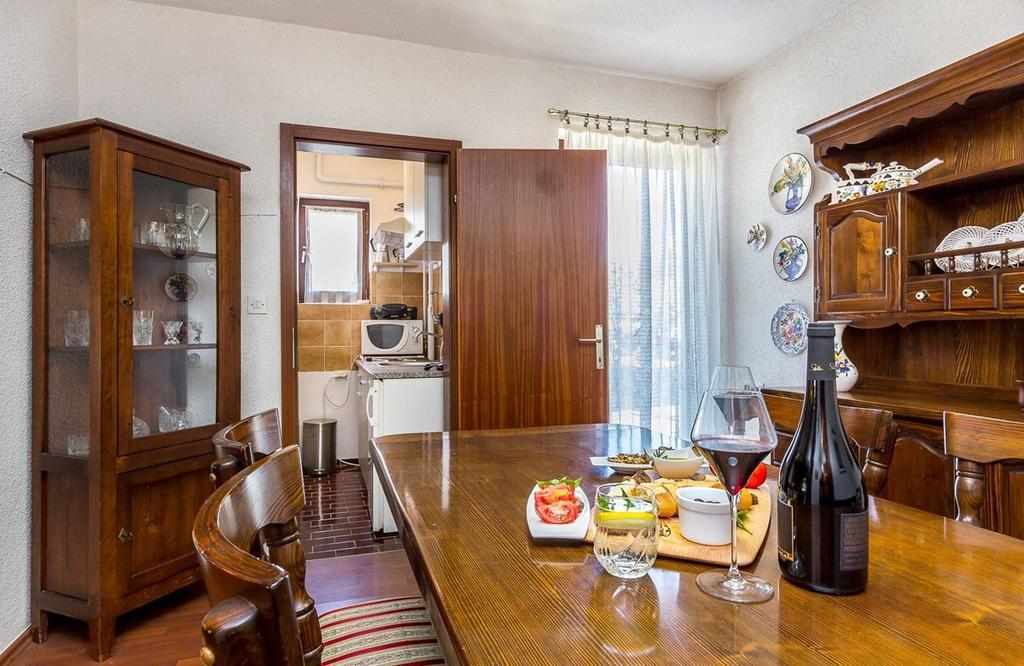 Holiday Home Ermanna พูลา ภายนอก รูปภาพ
